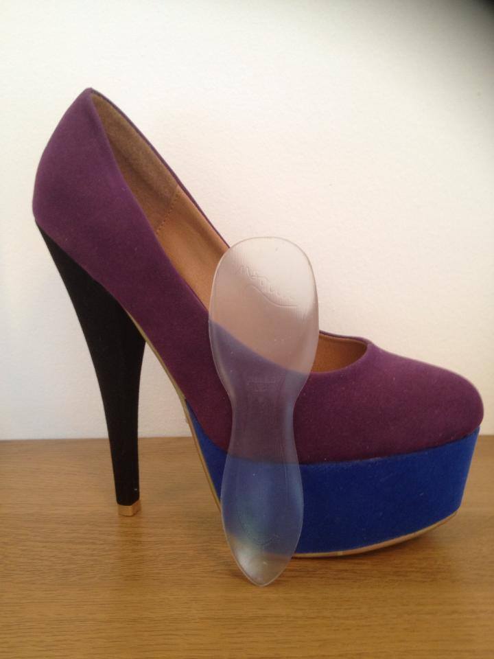 High heeled shoe with insole